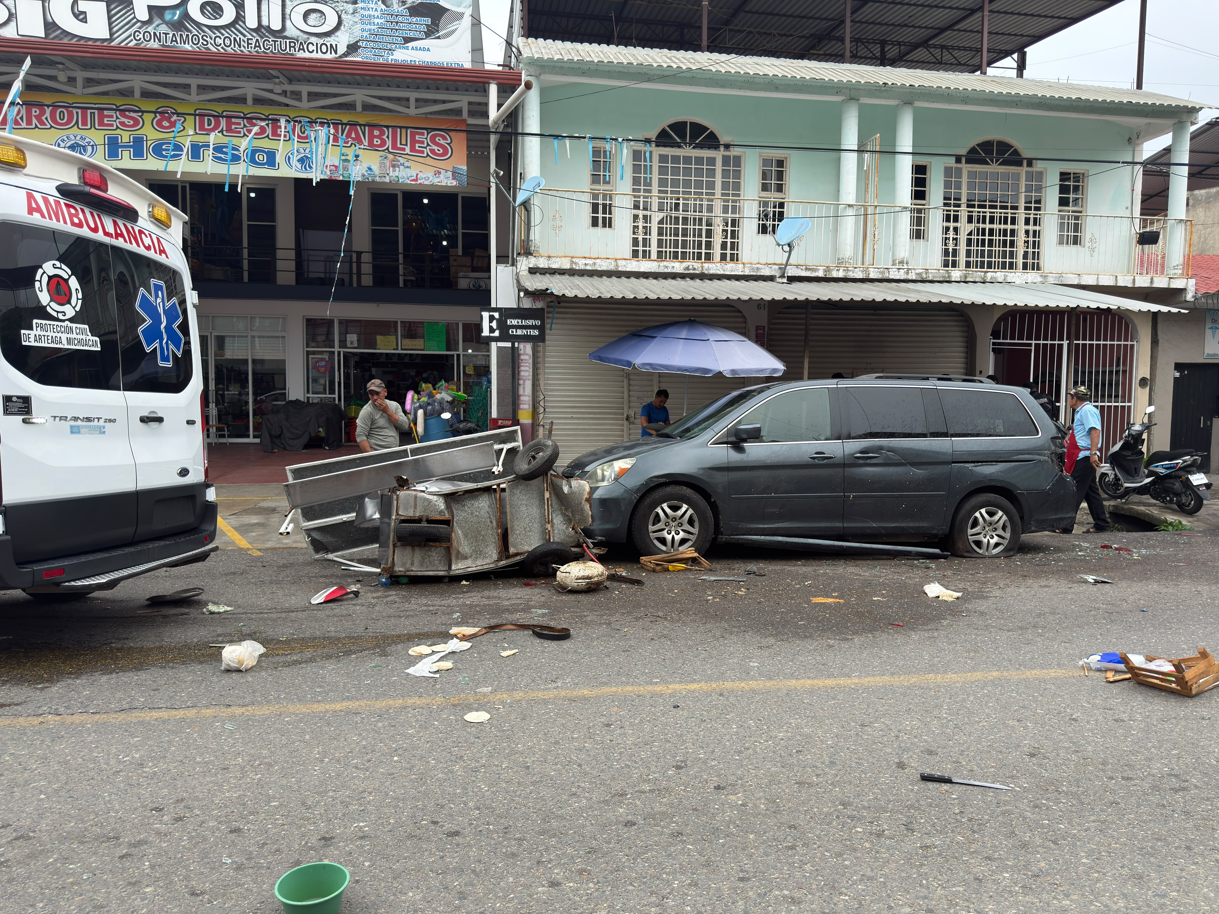 Conductor ebrio atropella a taquero tras perder el control de una camioneta sobre la avenida Lázaro Cárdenas en Arteaga.