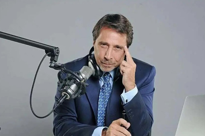El periodista argentino Eduardo Feinmann emitiendo su descargo en televisión tras la polémica con México