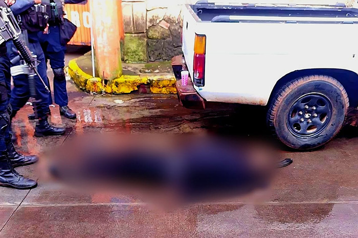 Autoridades resguardan la escena donde un hombre fue ejecutado en la colonia Jardines de la Rinconada, en Cotija.