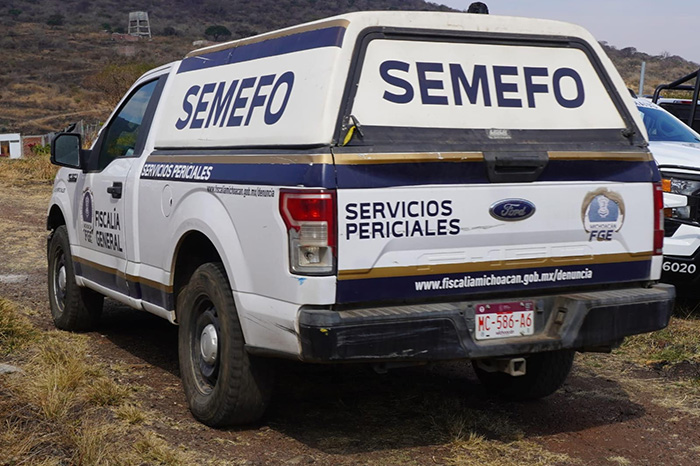 Elementos de seguridad en la zona donde fue localizado sin vida un oficial de la Guardia Nacional en una brecha de Jacona.