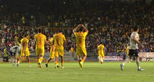 Jugadores del Atlético Morelia y Cruz Azul disputando un balón en el Estadio Morelos.