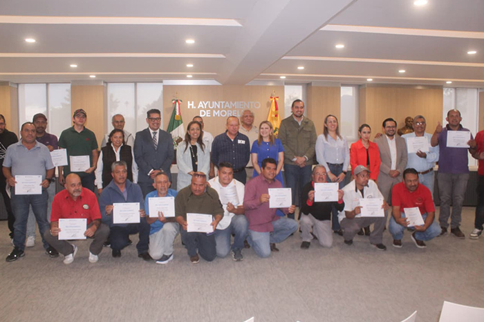 Autoridades municipales y transportistas durante la ceremonia de entrega de constancias del programa de capacitación laboral.