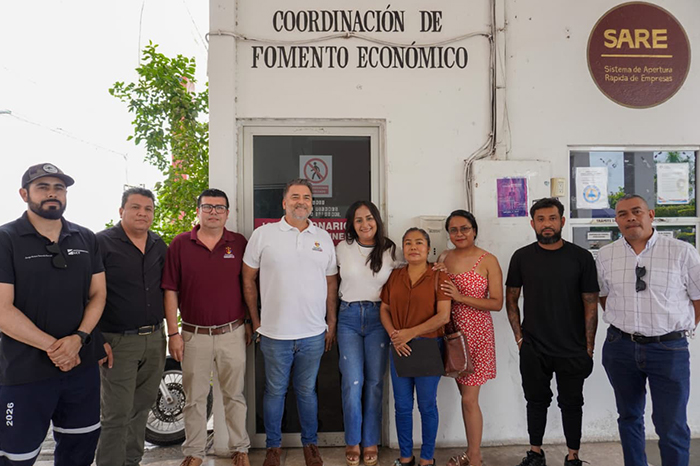 Autoridades municipales entregando créditos a emprendedores en las oficinas del Ayuntamiento de Lázaro Cárdenas.