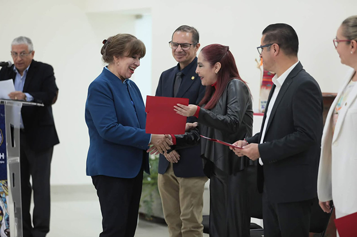 Entrega de nombramientos a docentes de la Facultad de Derecho de la UMSNH.