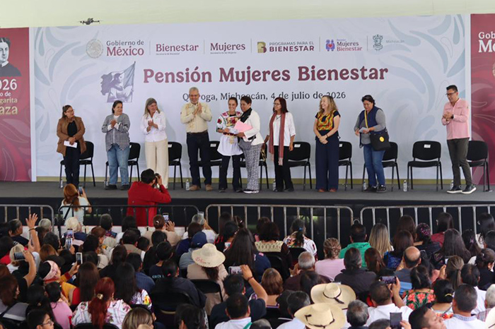 La presidenta Claudia Sheinbaum durante la entrega de tarjetas de la Pensión Mujeres Bienestar en el municipio de Quiroga.