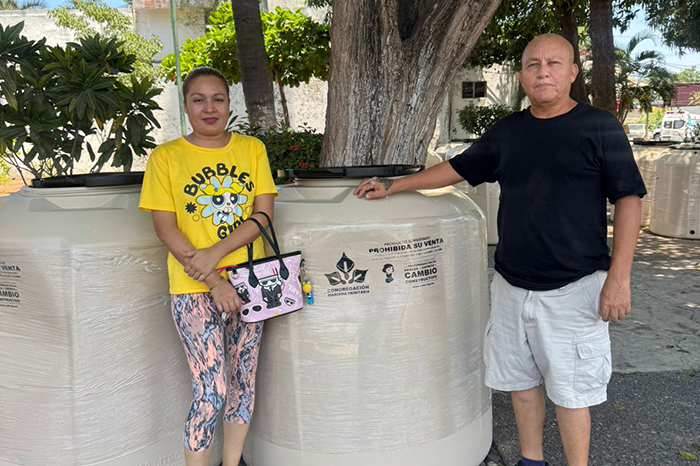 Entrega de tinacos subsidiados por parte del Gobierno Municipal de Lázaro Cárdenas y la Congregación Mariana Trinitaria.
