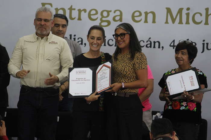 El gobernador Alfredo Ramírez Bedolla y la presidenta Claudia Sheinbaum durante la entrega de viviendas en Morelia.