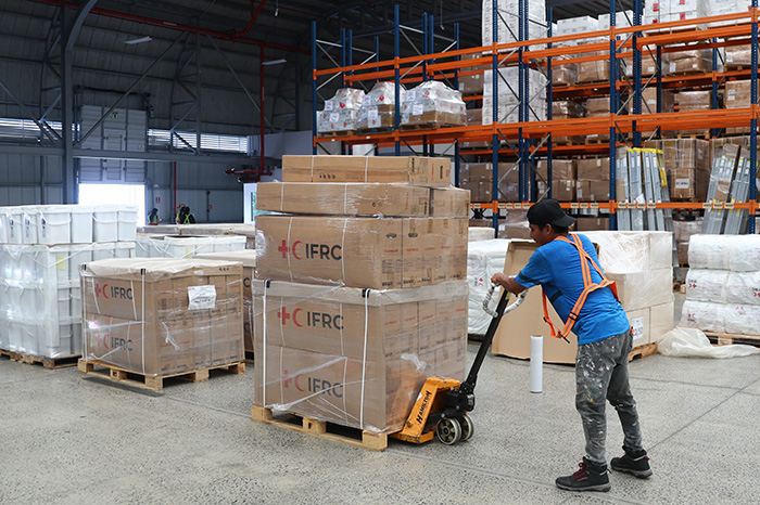 Personal logístico prepara el cargamento de ayuda humanitaria a Venezuela tras los terremotos en el centro de Madrid.