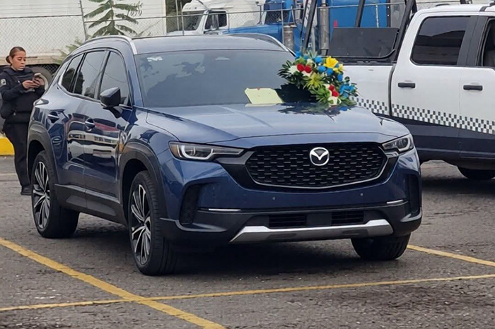 Corporaciones policíacas custodian la zona tras registrarse una amenaza de muerte a activista en Uruapan.