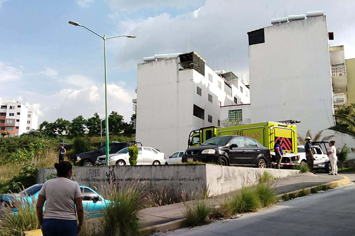 Bomberos y paramédicos atendieron una explosión por presunta fuga de gas en una vivienda del fraccionamiento Villas de Oriente, en Morelia.