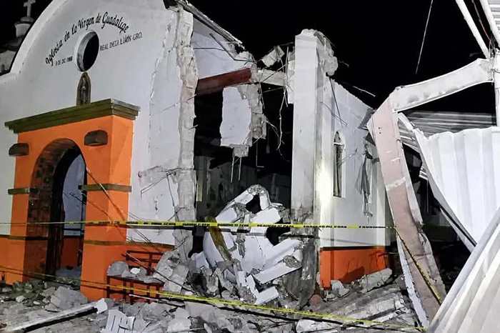 Autoridades atienden la explosión de pirotecnia ocurrida durante una fiesta patronal en Cocula, Guerrero, donde murieron tres mujeres.