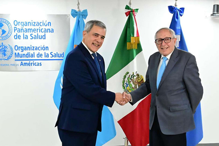 Autoridades sanitarias firman el acuerdo para el acceso al servicio universal de salud en México.
