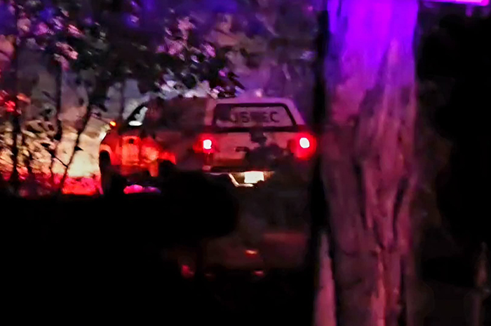 Agentes de la Unidad de Servicios Periciales de la FGE durante las labores de recolección de indicios en la comunidad de Arroyo Colorado.