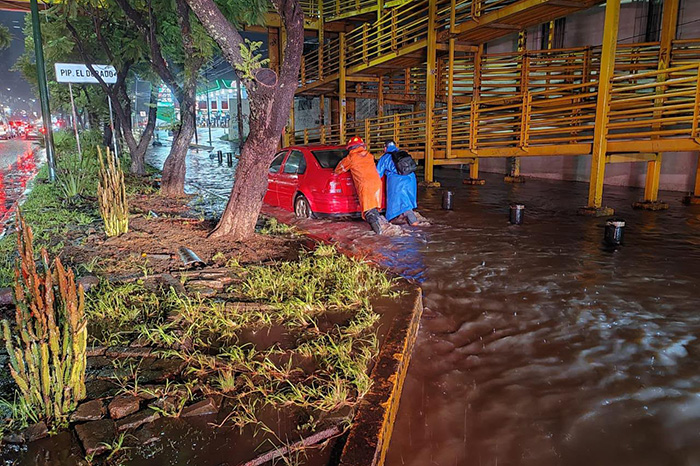 Fuertes lluvias en Morelia provocan inundaciones y afectaciones en distintos puntos de Michoacán.