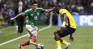 Gilberto Mora (i) de México disputan el balón con Willian Pacho de Ecuador.