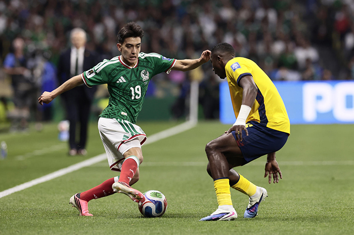 Gilberto Mora (i) de México disputan el balón con Willian Pacho de Ecuador.