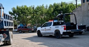 Elementos de la Policía Municipal resguardan la zona tras localizar a un hombre asesinado con lesiones por explosivo en Apatzingán.