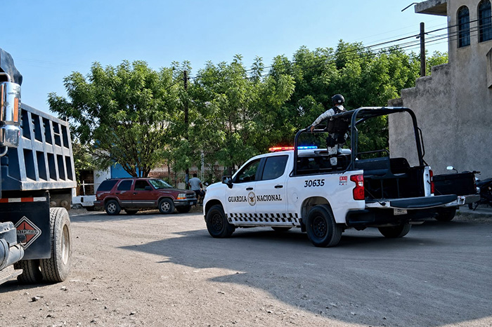 Elementos de la Policía Municipal resguardan la zona tras localizar a un hombre asesinado con lesiones por explosivo en Apatzingán.