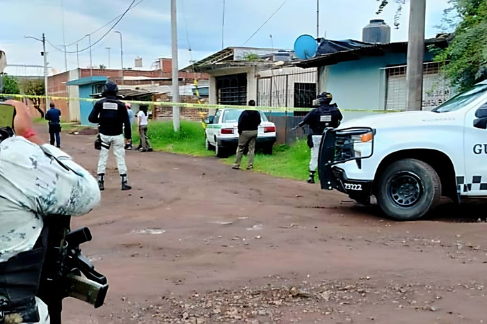 Elementos de Seguridad Pública resguardan la escena tras hallar a un hombre sin vida y con huellas de violencia en una casa de Uruapan.