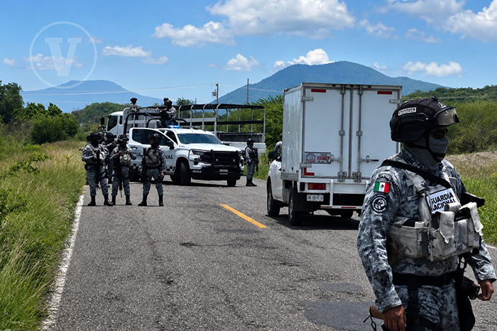 Elementos de la Guardia Civil resguardando la zona del hallazgo sobre la carretera Apatzingán-Buenavista.