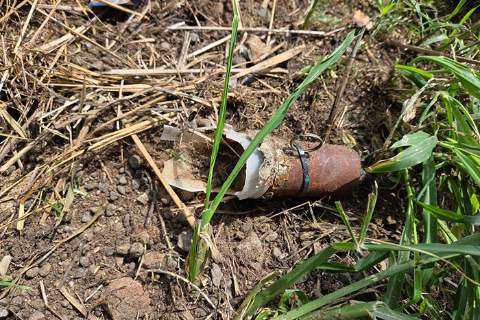 Unidades de la Guardia Civil y Marina resguardan el perímetro tras reportarse un artefacto explosivo artesanal sobre la carretera Tumbiscatío-Arteaga.