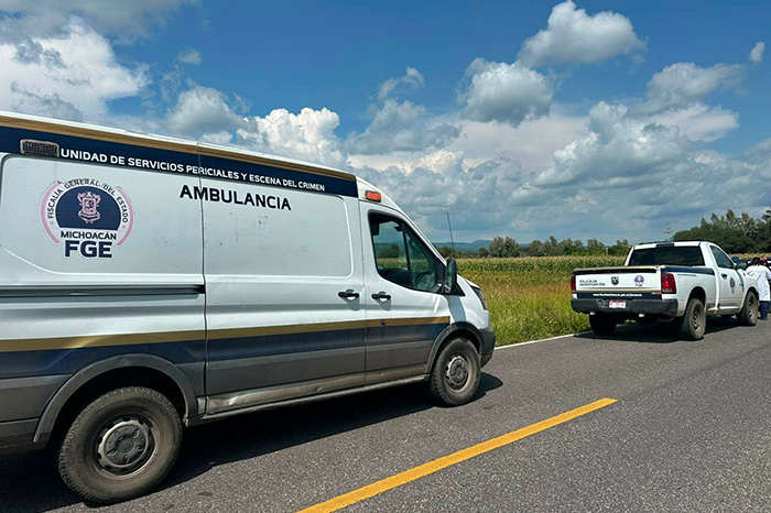Autoridades resguardan el área donde fue localizado un hombre sin vida en un predio de Santa Ana Maya, Michoacán.