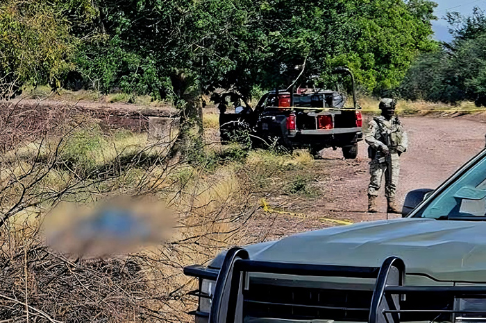 Personal de la Fiscalía General del Estado realizando labores de investigación en la carretera donde fue hallada la víctima.