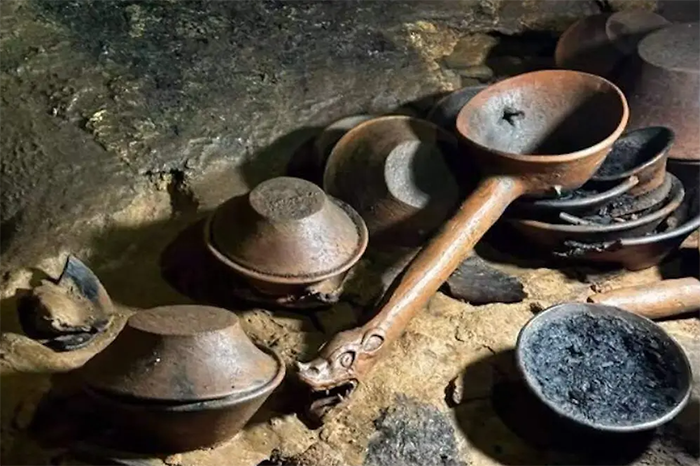 Piezas arqueológicas prehispánicas halladas por especialistas del INAH en la cueva Mundo Zoque, en Cintalapa, Chiapas.