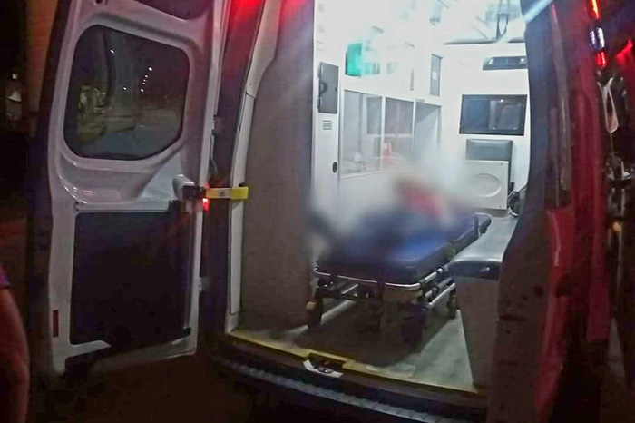 Paramédicos y policías atienden la emergencia tras un accidente de motocicleta en Apatzingán