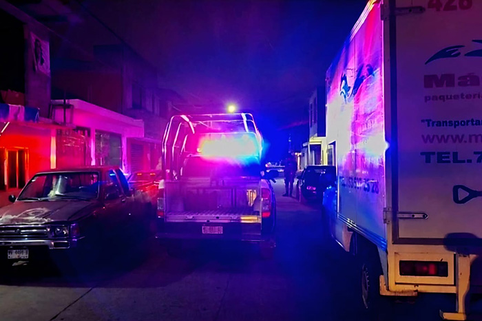 Autoridades resguardan una camioneta donde fue localizado un hombre asesinado en la colonia Ferrocarrilera, en Uruapan.