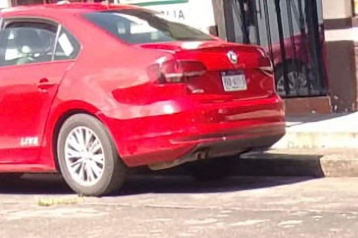 Autoridades atienden el reporte de un hombre fallecido al interior de un automóvil en la colonia Chapultepec, en Morelia.