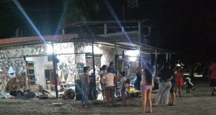 Autoridades resguardan la escena donde un hombre fue asesinado a balazos en la colonia 18 de Marzo, en Apatzingán.