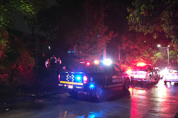 Acordonamiento de la escena del crimen por parte de las autoridades tras el ataque armado en Morelia.