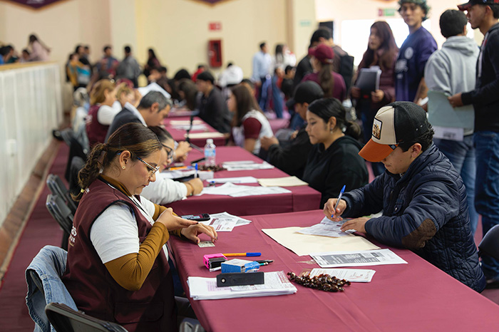 Estudiantes beneficiarios reciben el apoyo económico de la Beca Gertrudis Bocanegra en Michoacán