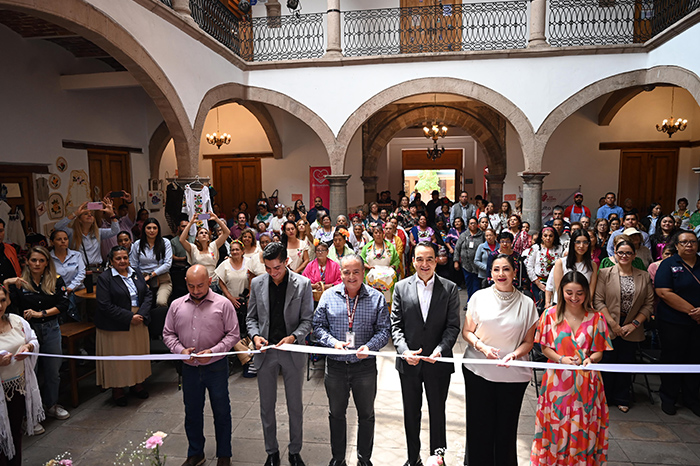 El alcalde Carlos Soto Delgado junto a autoridades durante la inauguración de la Feria Artesanal-Cultural del Adulto Mayor en la Casona Pardo.