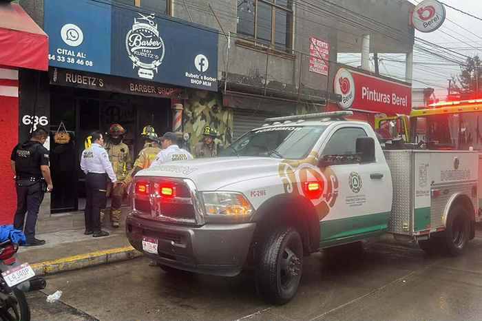 Bomberos atienden incendio provocado por una falla eléctrica en una barbería de la colonia Villa Universidad, en Morelia.