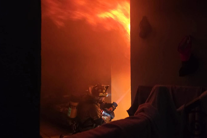Elementos de bomberos de la CEPCM sofocando un incendio en un domicilio de la colonia La Joya en Morelia