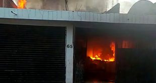 Cuerpo de bomberos combatiendo un fuerte incendio en Uruapan en una vivienda de la calle Adolfo López Mateos