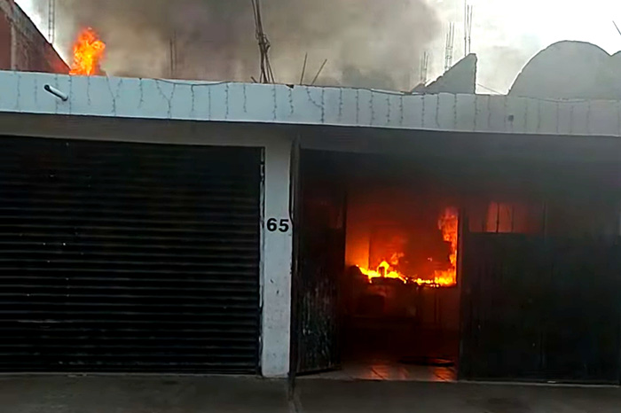 Cuerpo de bomberos combatiendo un fuerte incendio en Uruapan en una vivienda de la calle Adolfo López Mateos