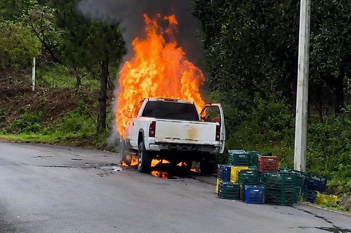 Camioneta calcinada tras registrarse un incendio en la carretera Tancítaro-San Juan Nuevo