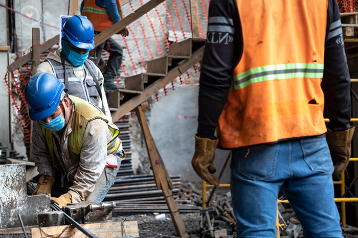 Obreros en obra de construcción.