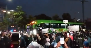 El autobús que traslada al equipo tras confirmarse que la selección de Inglaterra llega a México para el Mundial.