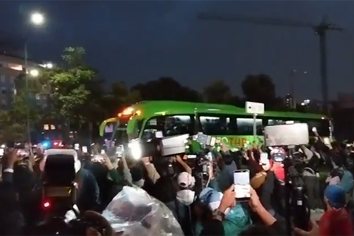 El autobús que traslada al equipo tras confirmarse que la selección de Inglaterra llega a México para el Mundial.
