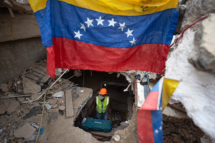Brigadas de ingenieros realizan labores de inspecciones a viviendas afectadas tras el sismo en Venezuela