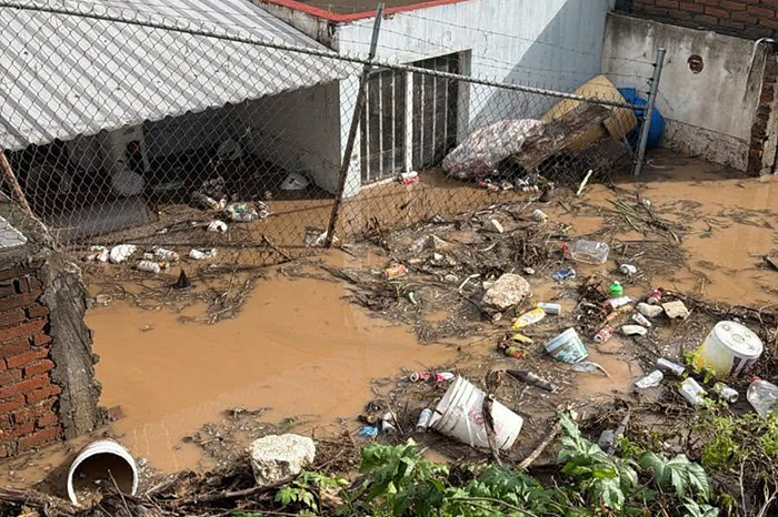 Elementos de rescate de la CEPCM atienden contingencia por inundación en Loma Dorada en Morelia