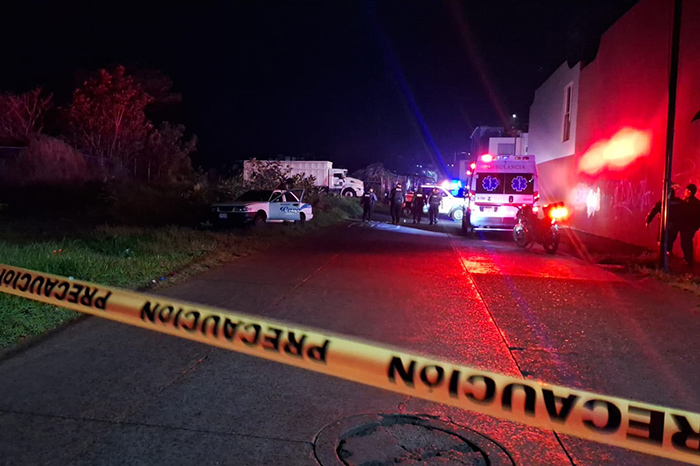 Unidades de emergencia y seguridad pública resguardando la escena del crimen donde fue ejecutado un taxista en Uruapan.