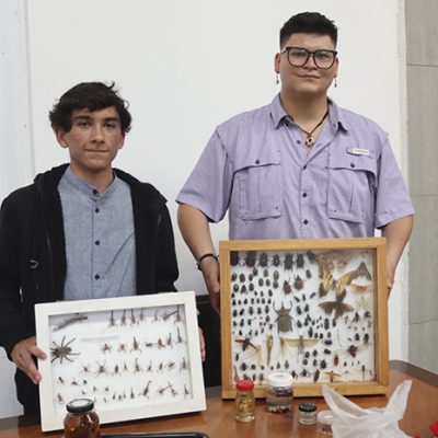 Estudiantes de la Facultad de Biología de la UMSNH realizando labores de análisis y recolección de muestras biológicas.