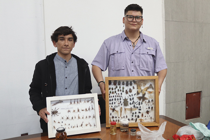 Estudiantes de la Facultad de Biología de la UMSNH realizando labores de análisis y recolección de muestras biológicas.