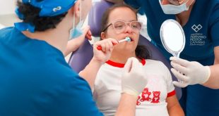 Investigadores analizan las causas de la mala salud dental de las personas con síndrome de Down en un laboratorio.