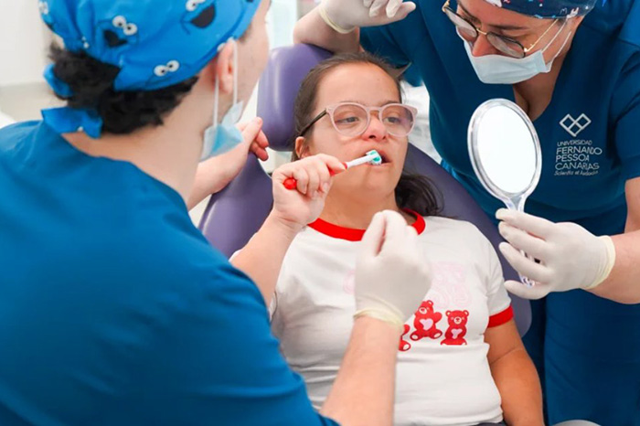 Investigadores analizan las causas de la mala salud dental de las personas con síndrome de Down en un laboratorio.